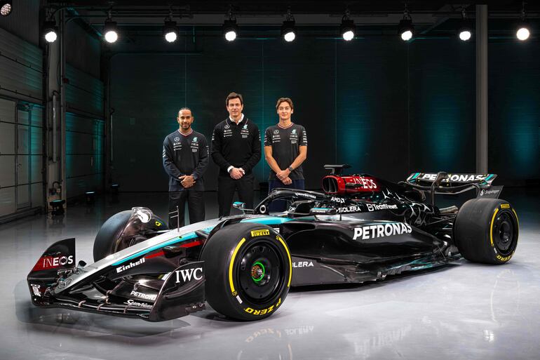 Así luce el Mercedes W15, presentado ayer en Silverstone y será el último que pilotará Hamilton.