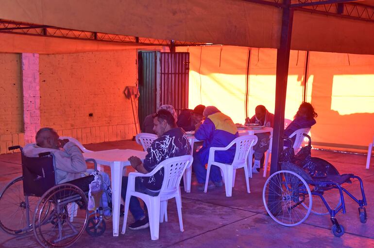 Personas en situación de calle almuerzan en el refugio de la SEN, que cierra hoy ante el incremento de las temperaturas y según se prevé, reabrirá sus puertas el viernes, con un nuevo descenso del clima.