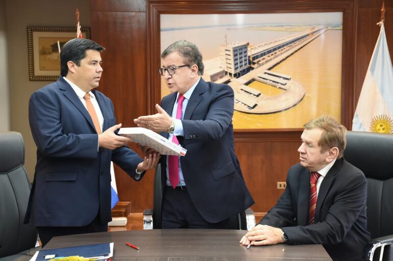 Luis Benítez, Nicanor Duarte Frutos y Fernando de Vido, en la reunión del Comité Ejecutivo.