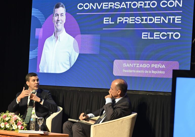 El presidente electo, Santiago Peña (ANR-cartista), con el presidente del Club de Ejecutivos del Paraguay, Jaime Egüez, en el convesatorio realizado la semana pasada, en el Paseo La Galería, donde se habló del tema del peaje fluvial que impuso la Argentina sobre el Paraná.