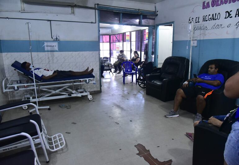 Pacientes son atendidos, tanto en camillas como en asientos especiales para hidratación, en el Hospital General de Barrio Obrero.