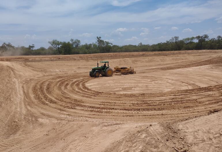 La temporada de lluvias comenzó en el Chaco y las empresas apuran los trabajos para la macro captación de agua ya que los reservorios deben estar llenos varios meses.