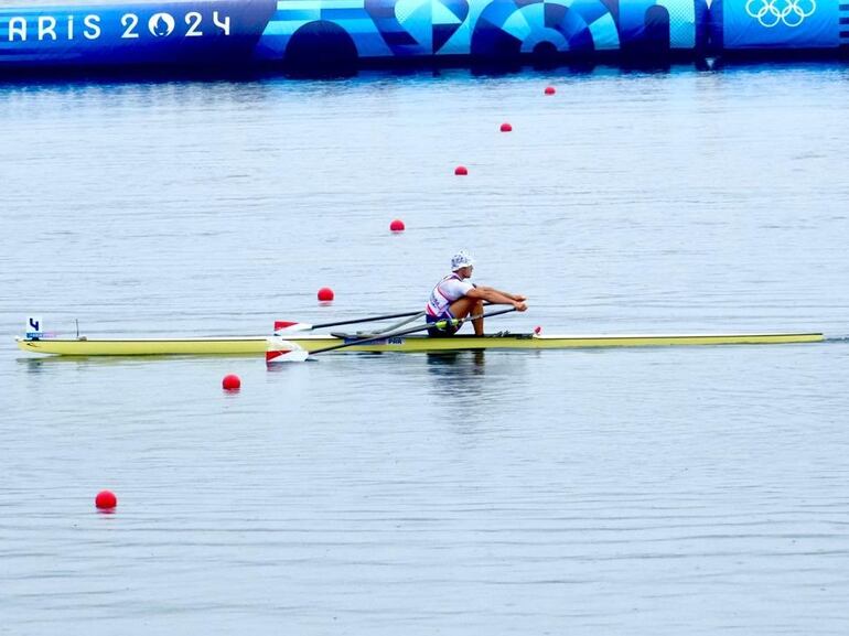 El paraguayo Javier Insfran compite en el remo individual masculino en los Juegos Olímpicos París 2024.