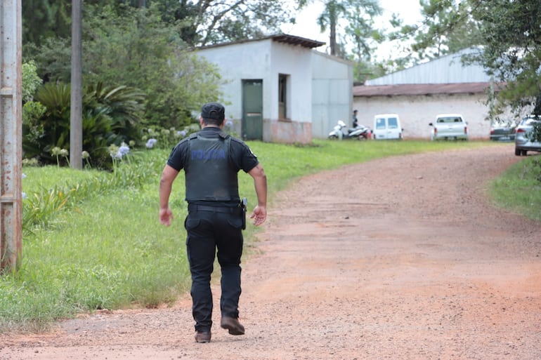 Un agente de seguridad en Misiones, Argentina, llega a la base militar donde un cabo fue asesinado.