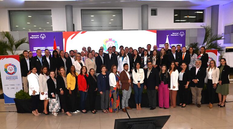 La familia de Olimpiadas Especiales en el festejando la cuenta regresiva de los juegos en el COP.