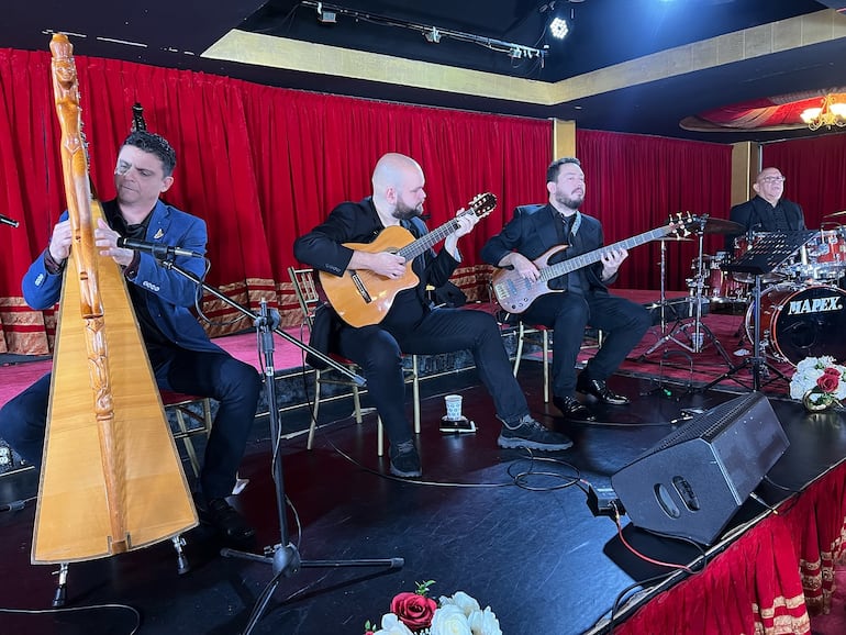 Marcelo Rojas, Fernando Garbarino, Juanpa Giménez y Riolo Alvarenga durante la grabación del programa "Noche, boleros y son".