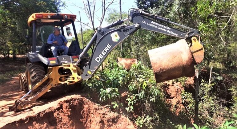 Mejora del camino vecinal en Cerro Pinto, adjudicada a empresa, se realizó con maquinarias y operario de la Municipalidad de Carapeguá.