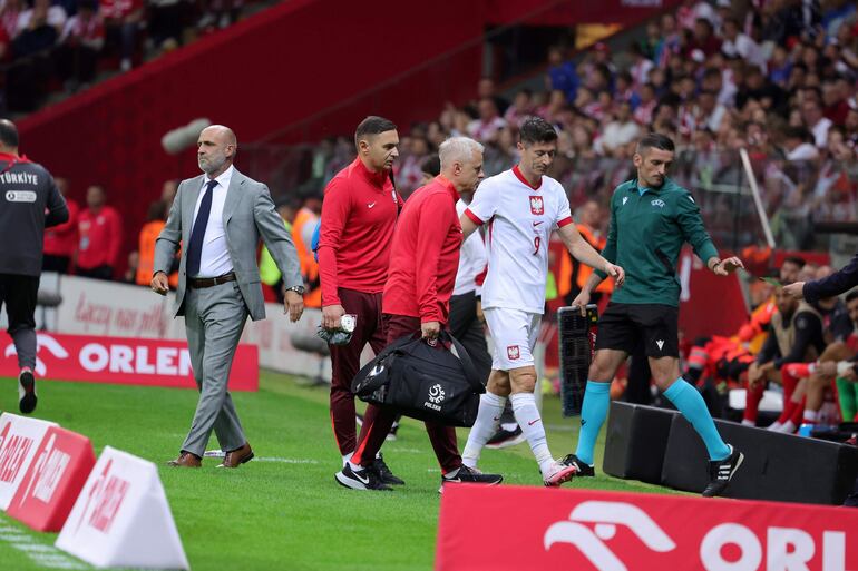 Robert Lewandowski, jugador de la selección polaca, abandona el campo debido a una lesión muscular en el amistoso frente a Turquía en el estadio Nacional de Varsovia, en Varsovia.