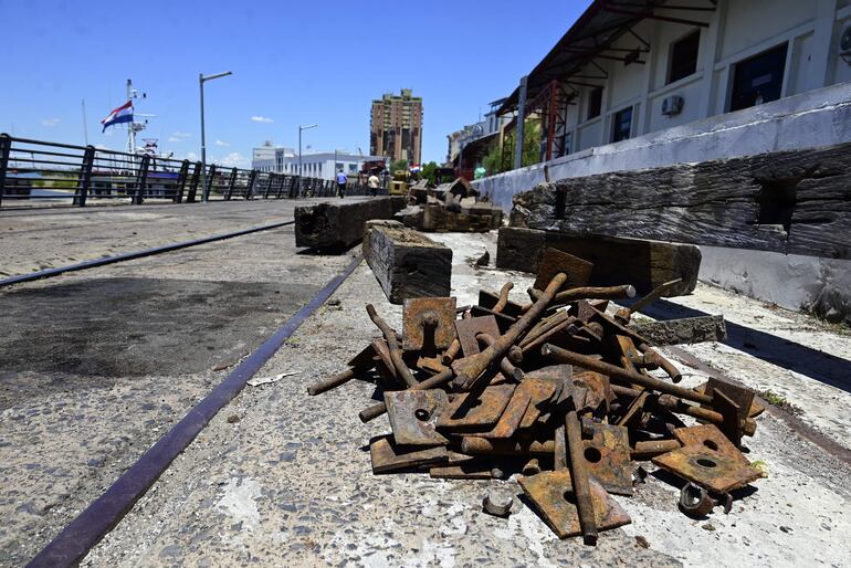 Soportes de metal que fueron sacados de las maderas que ya fueron llevadas de la ANNP.