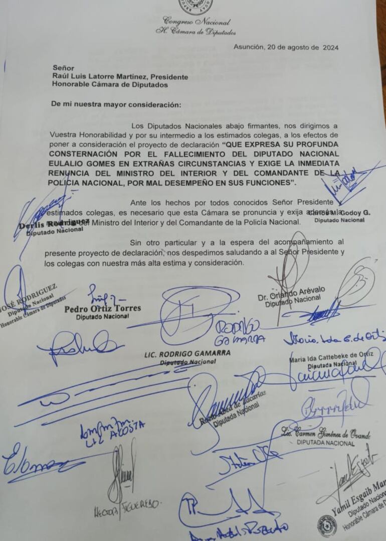 Documento firmado por mayoría cartista donde se pide destitución de altas autoridades del gobierno.