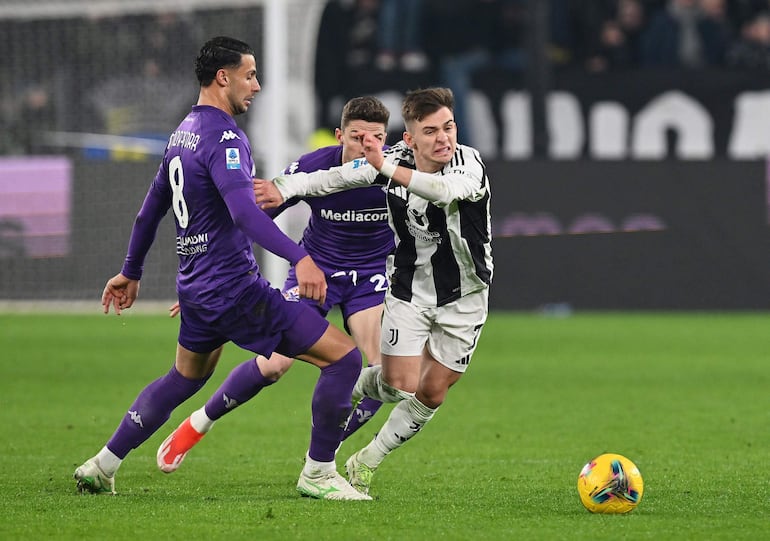 Turin (Italy), 29/12/2024.- Juventus' Francisco Conceicao (R) and Fiorentina's Rolando Mandragora in action during the Italian Serie A soccer match Juventus FC vs ACF Fiorentina at the Allianz Stadium in Turin, Italy, 29 December 2024. (Italia) EFE/EPA/ALESSANDRO DI MARCO
