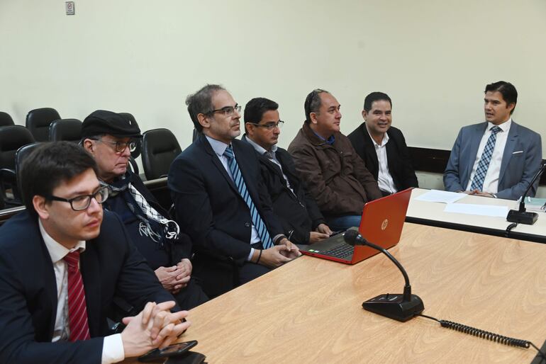 Alejandro "Tati" Urbieta (segundo de la derecha), exintendente de Concepción; y los demás procesados en la causa, en la audiencia preliminar realizada en setiembre de 2022.