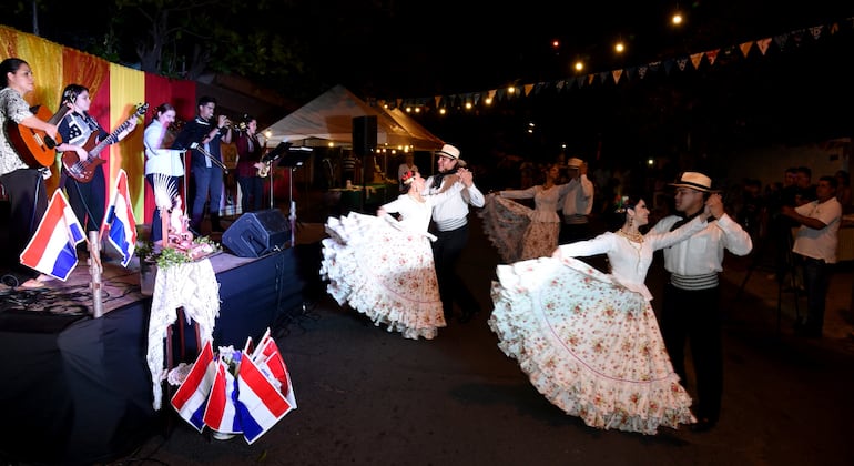 Un momento de la fiesta realizada en las calles de Loma Tarumá, una de las colinas de Asunción.