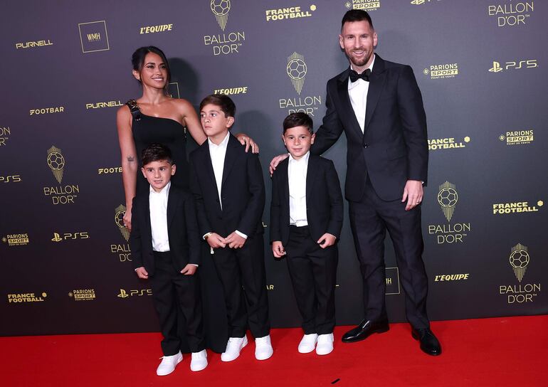 Lionel Messi y su esposa Antonela Roccuzzo con sus tres varones, en la alfombra roja del Teatro Chatelet de París. (EFE/EPA/MOHAMMED BADRA)
