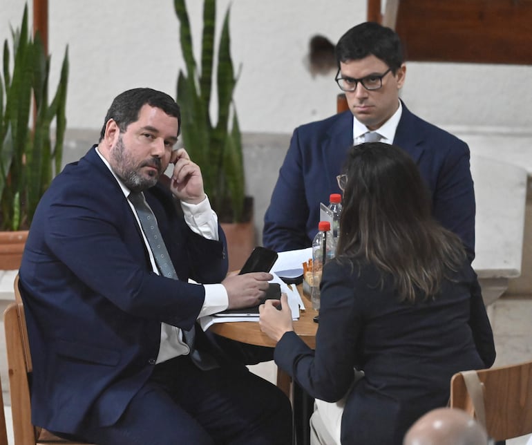 Hugo Volpe, ex ministro y ex fiscal, en la plazoleta interior de la sede del Palacio de Justicia, aguardando por la resolución del juez Humberto Otazú. 