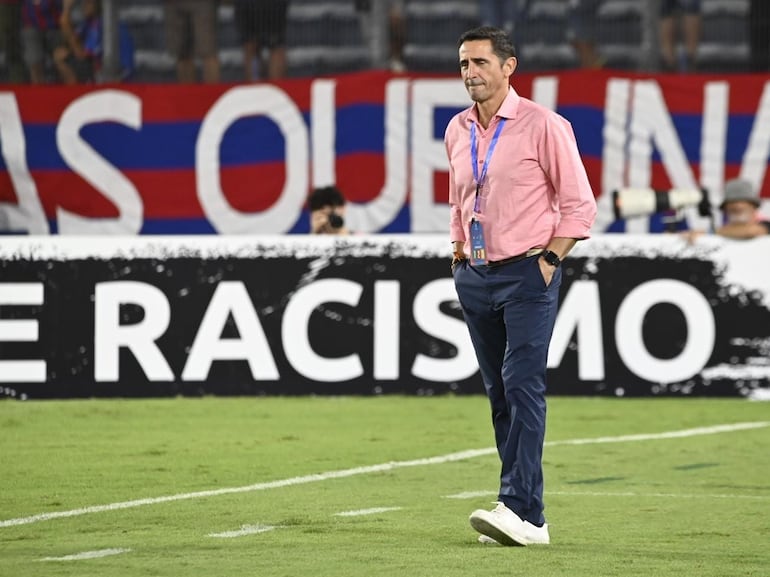 El español Manolo Jiménez, entrenador de Cerro Porteño, en el partido frente a Fluminense por la Copa Libertadores 2024 en el estadio La Nueva Olla, en Asunción, Paraguay.