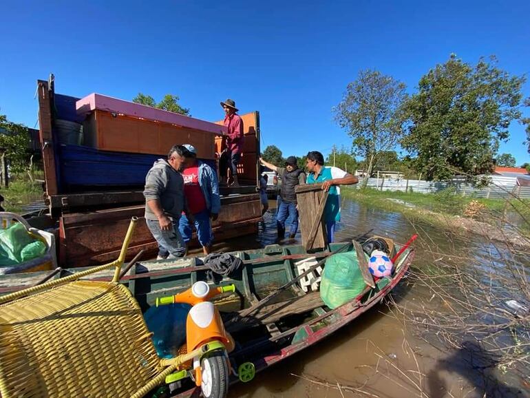 En Villa Florida evacuan a unas familias que ya fueron alcanzadas por las aguas del río tebicuary.