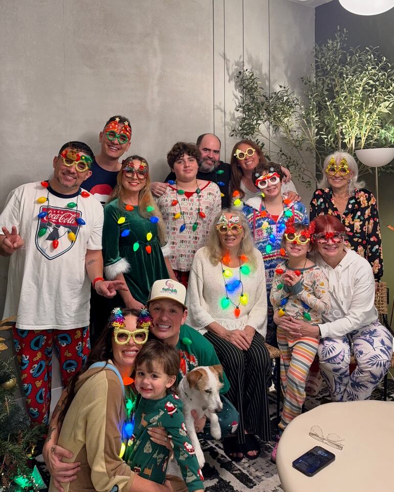 ¡Familia completa! Bella postal de Stephi Stegman y Pablo Mejía junto al pequeño Bruno y otros seres muy queridos. 
(Instagram/Stephania Stegman)