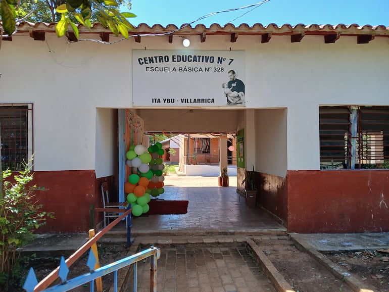 Acceso de la Escuela Básica San Cayetano de Villarrica.