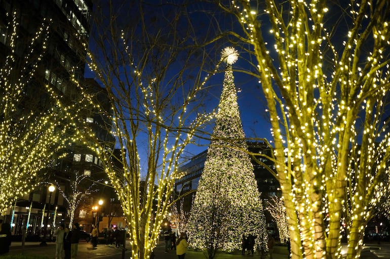 Árbol de Navidad en CityCenterDC en Washington, DC, el 21 de diciembre de 2024.