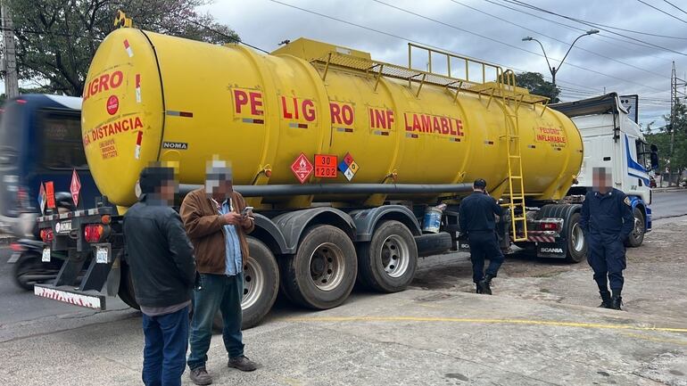 Roban un camión cigueña y “ordeñan” 35.000 litros de combustible