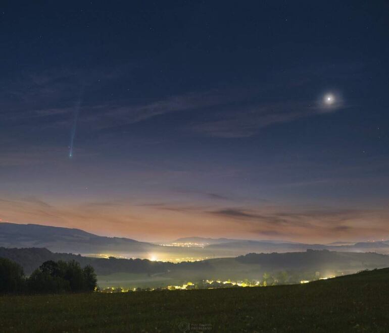 Imagen en la que se aprecia el cometa Nishimura (i) y el planeta Venus (d). El cometa Nishimura, que fue descubierto el pasado 12 de agosto por un astrónomo aficionado, ya se puede ver desde la Tierra, aunque el mejor día para apreciar todo su esplendor será durante el anochecer del domingo 17, después pasará de largo y no volverá hasta dentro de 434 años. Según los cálculos del Jet Propulsion Laboratory de la NASA, el domingo 17 de septiembre Nishimura estará a solo 34 millones de kilómetros del Sol.-