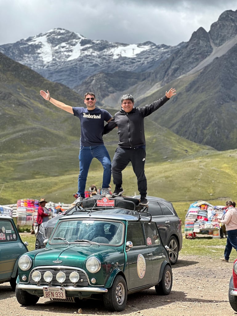 Pepe Solís (61) y su hijo Nicolás (30), durante el tour, en La Raya, entre Puno y Cuzco en Perú.