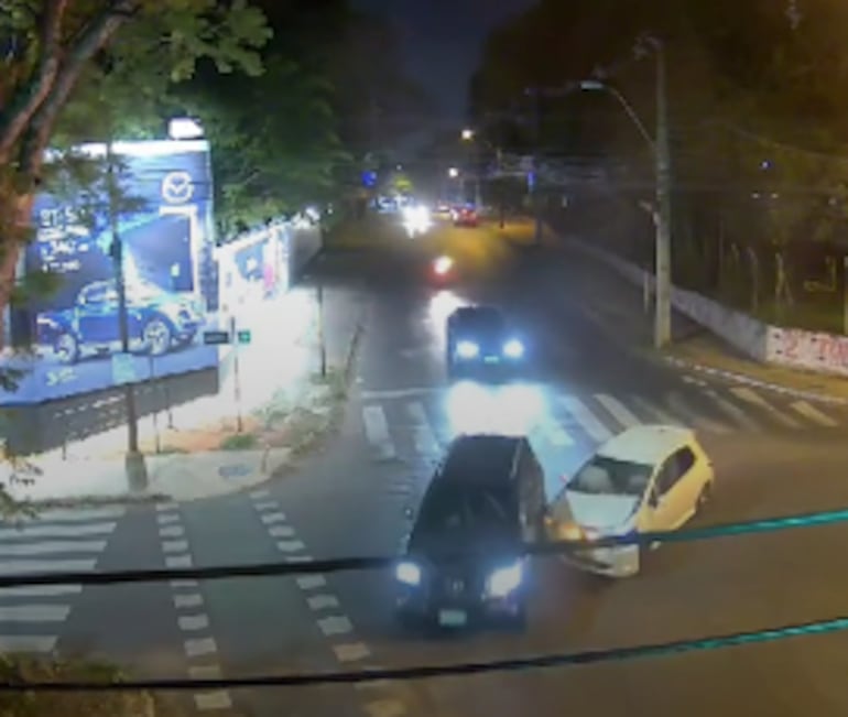 Momento del choque generado por un fallo en el semáforo, en el cruce de la avenida Kubitschek y 25 de Mayo