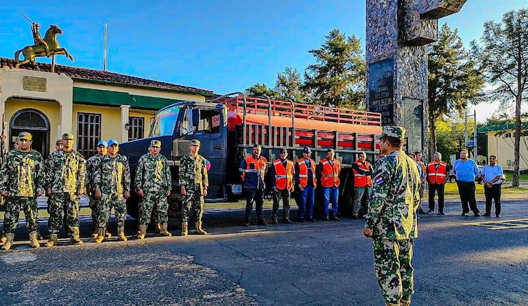 Personal militar y de la SEN llevan 20 camiones cisternas con agua al Chaco.