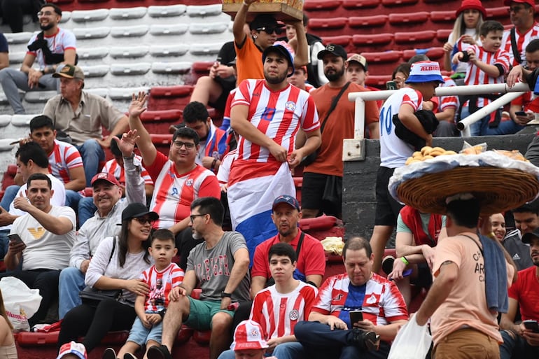 Los aficionados de Paraguay comienzan a copar el Antonio Aranda