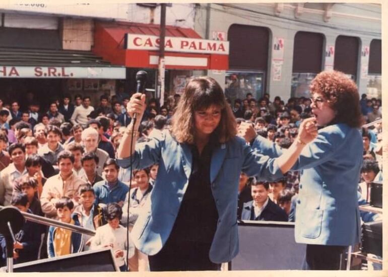 Ada Paniagua y Gabi Ojeda, en una primavera en la calle palma, en 1986.