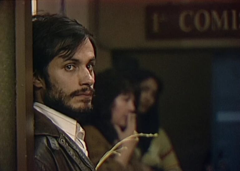 "La mirada de René sospecha..." (Gael García Bernal como René Saavedra en la película "No", de Pablo Larraín)