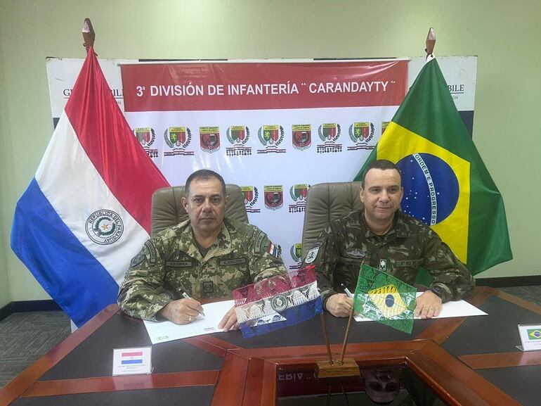 Gral Brig Miguel Aníval Escurra y el Gral Brig Marcos Américo Vieira.