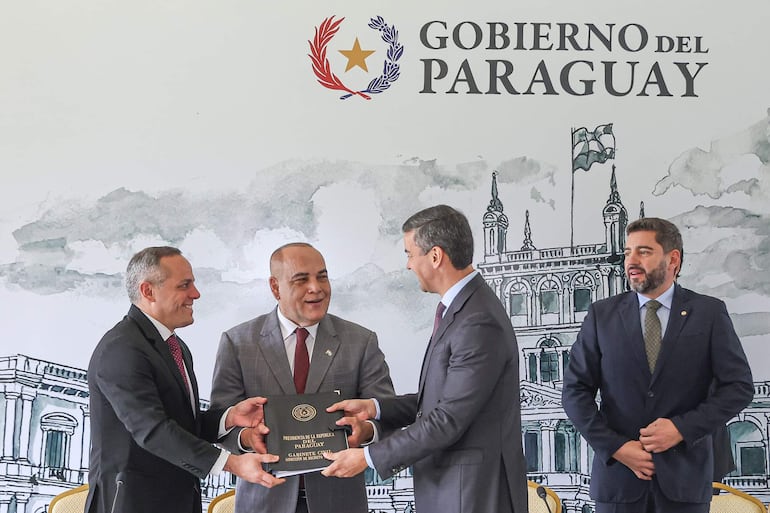 ASUNCIÓN (PARAGUAY), 02/09/2024.- De izquierda a derecha: El contralor general de la república, Camilo Benítez, el presidente del Congreso, Basilio Núñez, el presidente de Paraguay, Santiago Peña, y el vicepresidente del país, Pedro Alliana, presentan un proyecto de ley contra la corrupción. EFE