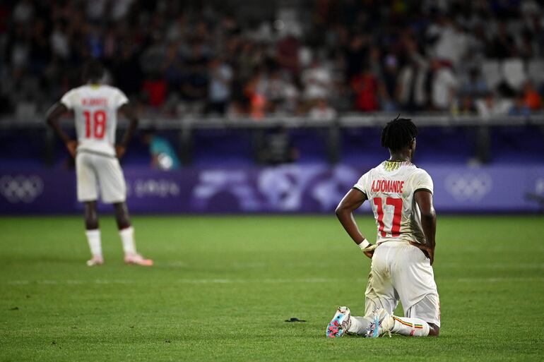 Los jugadores de Malí lamentan la derrota frente a Japón por la segunda fecha del Grupo D del torneo de Fútbol masculino de los Juegos Olímpicos París 2024. 