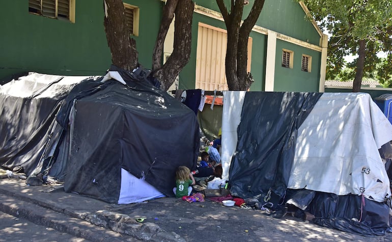 Las precarias carpas instaladas frente al Indi.