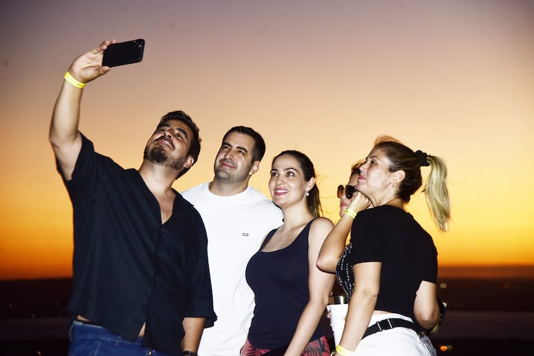 Selfie con amigos en el atardecer de San Bernardino en las alturas del anfiteatro.