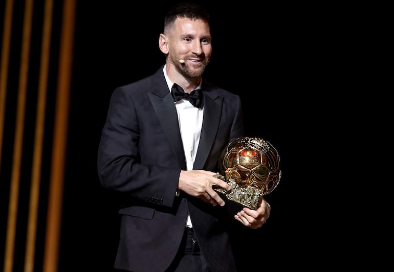 Lionel Messi con su octavo Balón de Oro