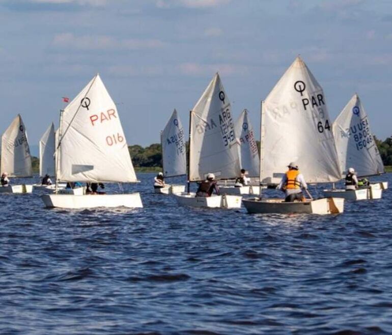 Una fiesta náutica de semana santa se llevó a cabo en el lago Ypacaraí, con 68 embarcaciones.