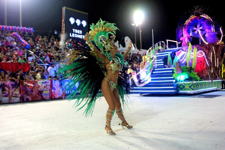 Alegoría Payé del Club Nacional en el Carnaval Encarnaceno 2023