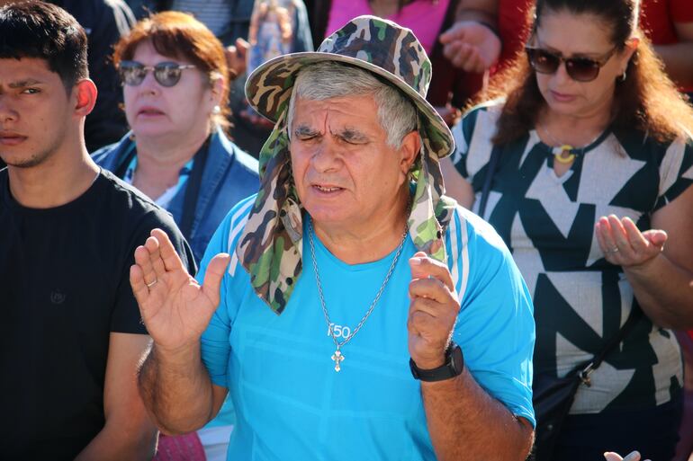 Como cada domingo la explanada de la basílica estuvo repleta de feligreses.