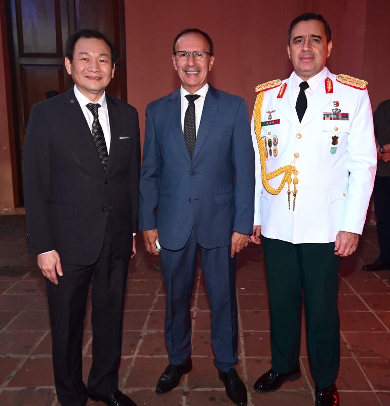 José Han, embajador de Taiwán, Oscar González, ministro de Defensa Nacional, y Alcides Lovera, jefe del Gabinete Militar.