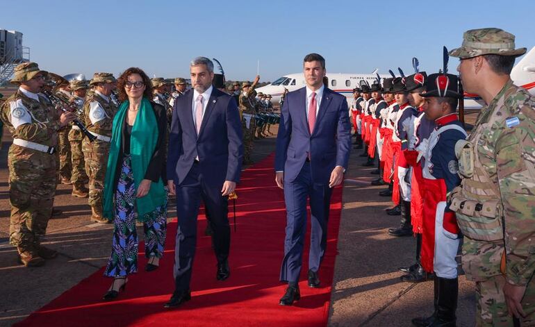 Mario Abdo y Santi Peña ya están en Argentina para la Cumbre de Mercosur