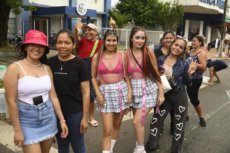 En la previa del concierto de la Bichota, Karol G, las inmediaciones de la Nueva Olla están llenas de fanáticos. 