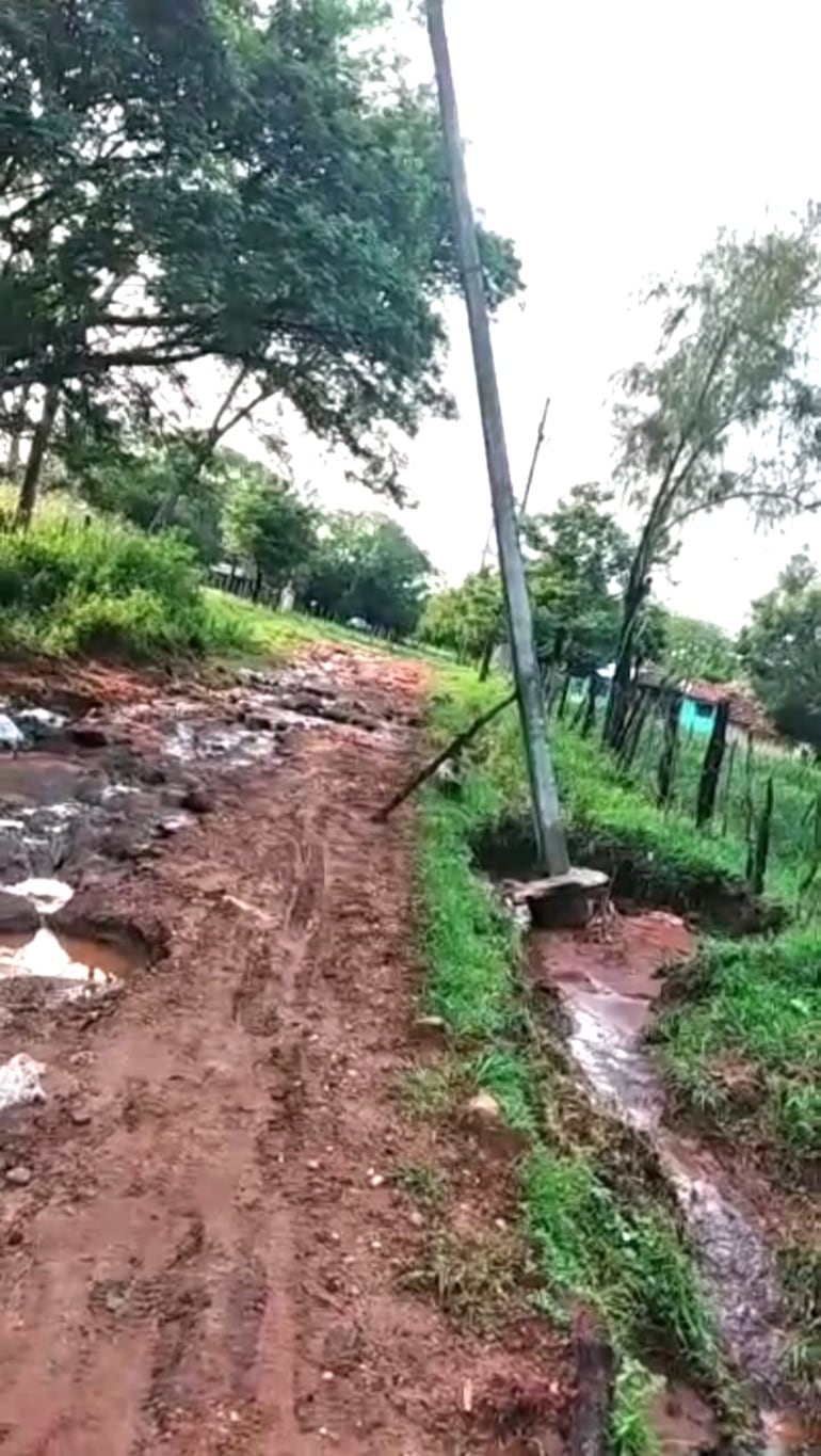 En el barrio Costa Olazar de Quyquyhó, el raudal dejó intransitable el camino  y con riesgo de derrumbe de la columna del tendido eléctrico.