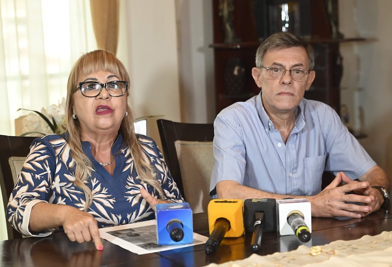 Alba Talavera y Javier Machaín, directivos del Colegio de Contadores del Paraguay.