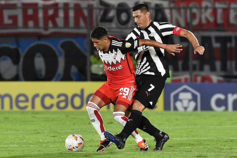 El paraguayo Óscar Cardozo (d), jugador de Libertad, pelea por el balón en un partido frente a River Plate por la Copa Libertadores 2024 en el estadio Defensores del Chaco, en Asunción, Paraguay.