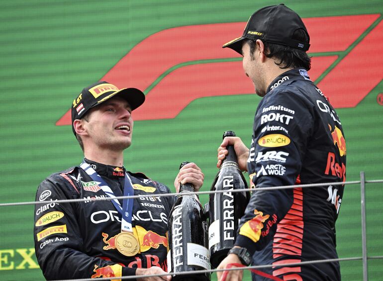 El piloto holandés de Fórmula 1 Max Verstappen (izquierda) de Red Bull Racing celebra en el podio con su compañero de equipo mexicano Sergio Pérez en tercer lugar después del Gran Premio de Austria de Fórmula 1 en la pista de carreras Red Bull Ring en Spielberg, Austria, el 2 de julio de 2023.