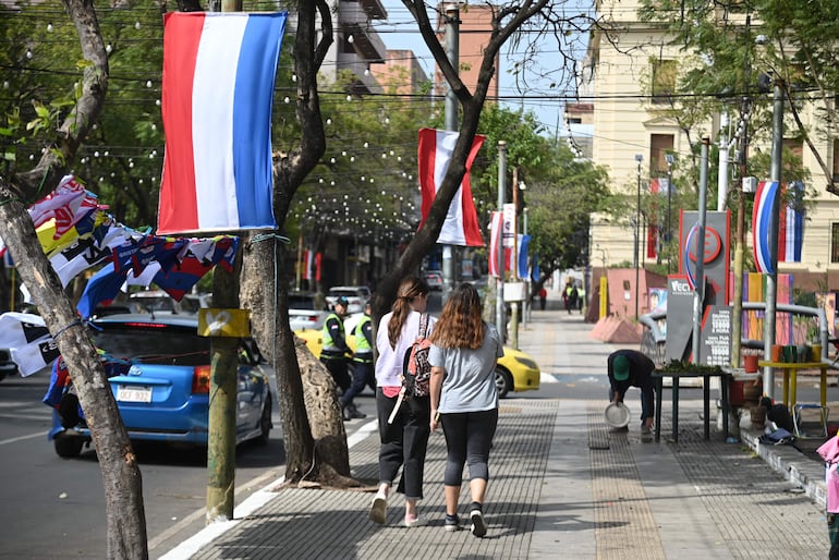 Con banderas de Paraguay y Asunción está adornado el centro histórico.