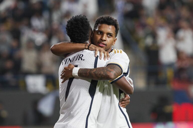 El delantero del Real Madrid Vinicius Junior (i) celebra con Rodrygo Goes tras marcar el cuarto gol ante el Barcelona, durante la final de la Supercopa de España que Real Madrid y FC Barcelona disputan este domingo en el estadio Al Awwal Park de Riad, en Arabia Saudí.